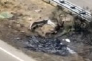 若塔事故现场航拍：车辆周围土层已经被烧焦，只剩兰博基尼残骸