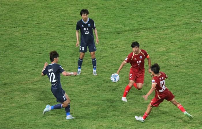 曝苏超球员拉横幅怼足协：拒绝足协指导，球迷：支持苏超足协别来