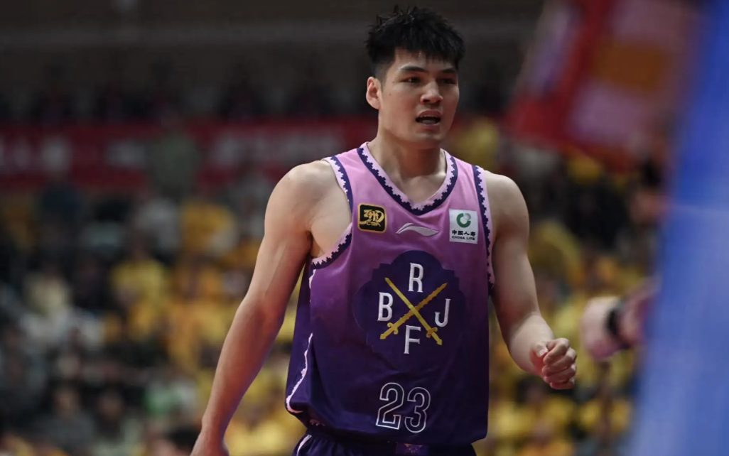 体育娱乐-炸裂！广东男篮刚得到陈国豪，朱芳雨就败家换玻璃人，夺冠没戏了