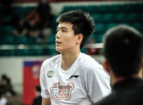 媒体人：焦泊乔三年合同平移至广东男篮；后者目前有多种选择