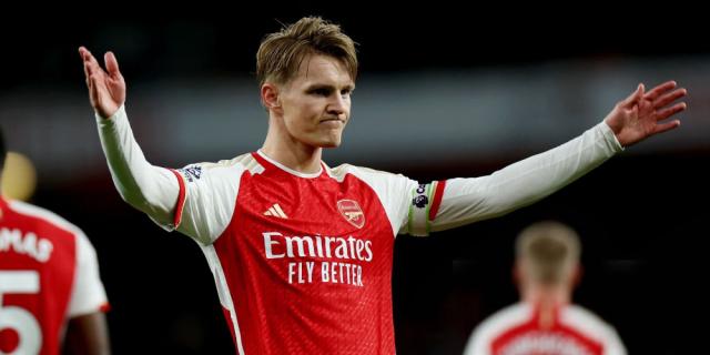 足球-【英超】阿森纳主场2比0轻取卢顿，暂时重回榜首