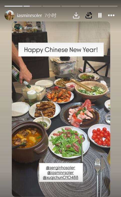 体育直播-入乡随俗！归化国脚塞尔吉尼奥和家人一起包饺子，妻子晒年夜饭