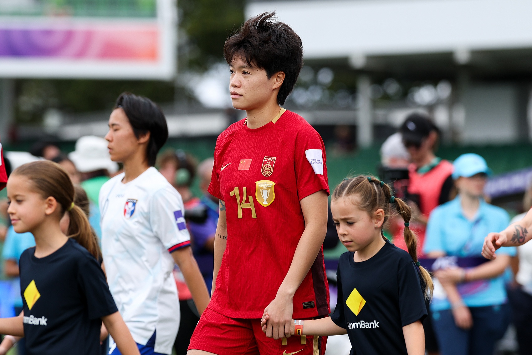 足球报：李晴潼用两粒进球完成救赎，她在东京奥运会失误+染红